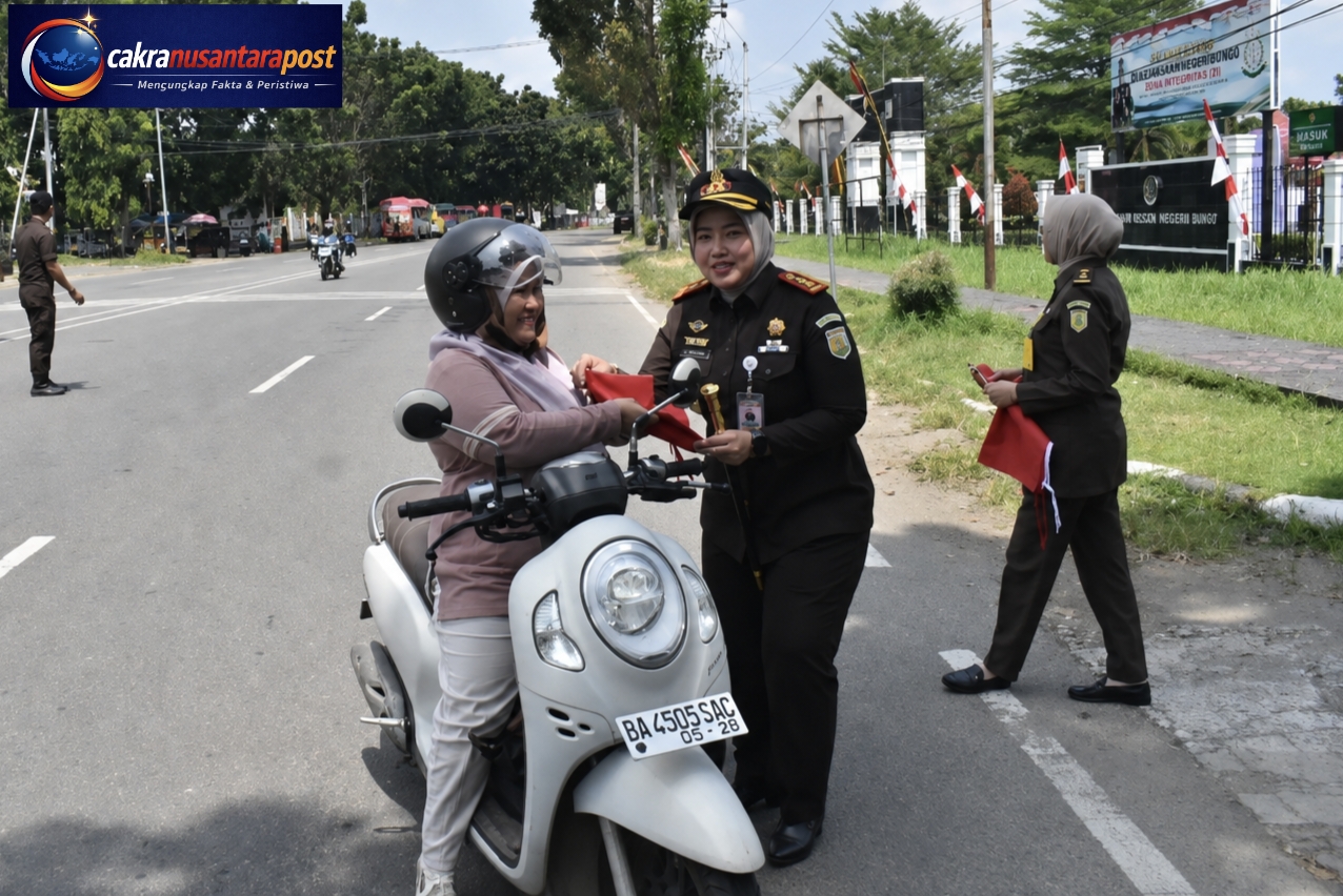Sambut HUT ke-81 RI, Kejari Pasaman Barat Bagikan 100 Bendera Merah Putih