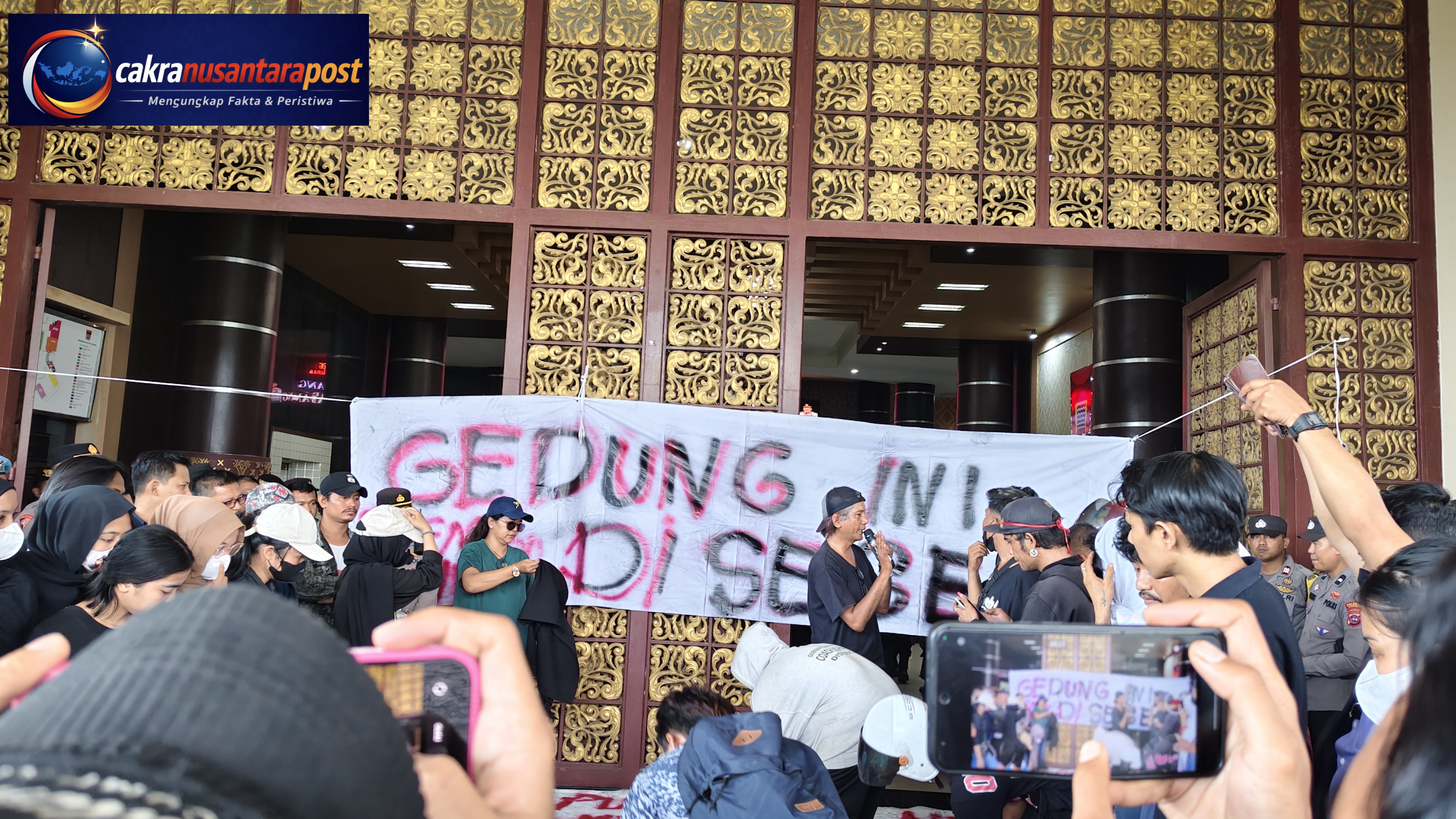 Mahasiswa dan Warga Segel Balai Kota Padang, Tuntut Keadilan untuk Karim