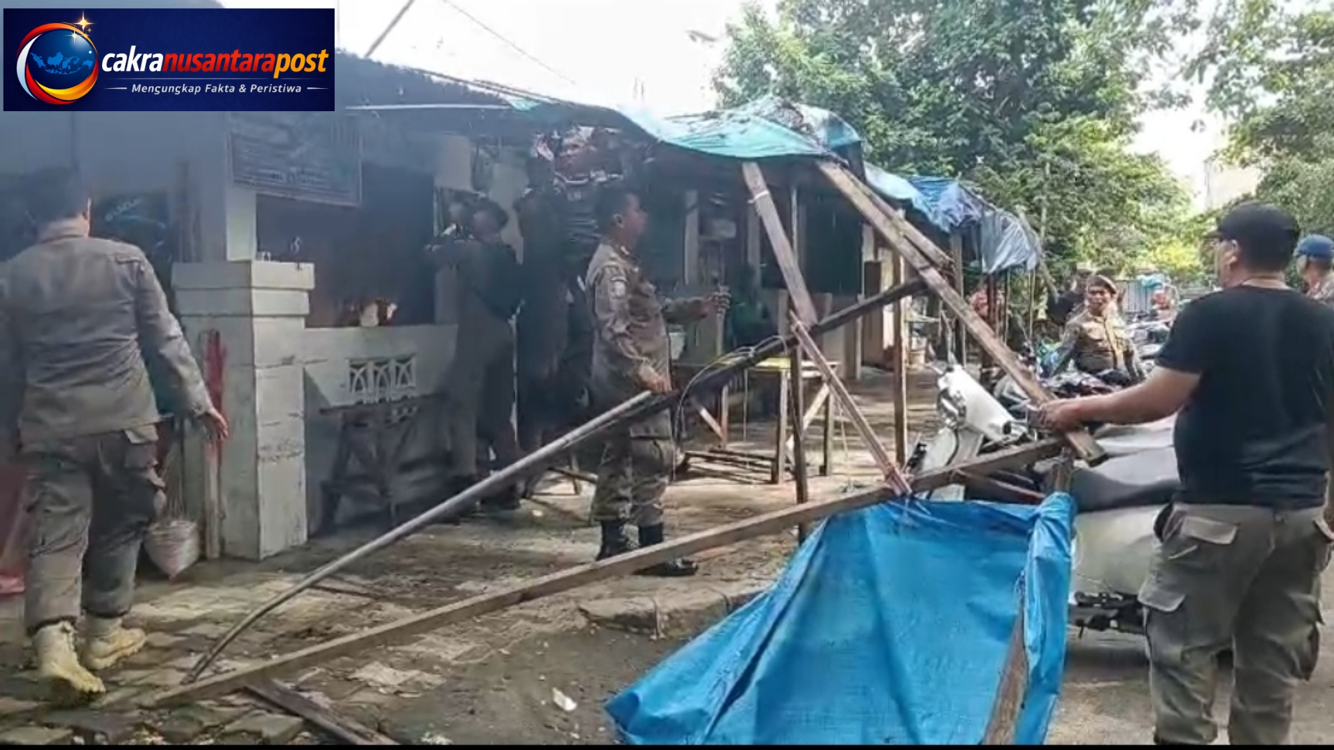 Satpol PP Padang Kembali Razia PKL di Jalan Gereja, Lapak Pedagang Diangkut Petugas